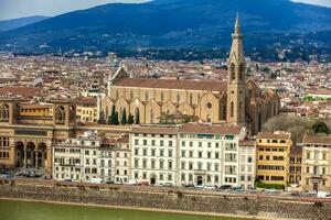 Visualizza di il bellissimo basilica di Santa Croce e il città di Firenze a partire dal michelangelo piazza foto