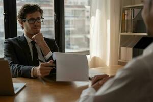 dirigenti accettare lavoro applicazione documenti e leggere lavoro candidati curriculum vitae per incontro il posizione. azienda pubblica offerte di lavoro in linea per trova umano. umano risorsa, colloquio, lettere, competenza. foto