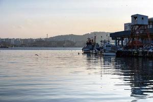 barche da pesca ormeggiate in un villaggio di pescatori in corea foto