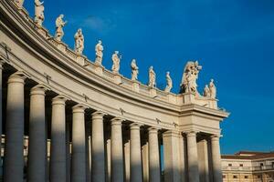 dettaglio di il bernini colonnato a Vaticano città nel un' bellissimo primavera giorno foto