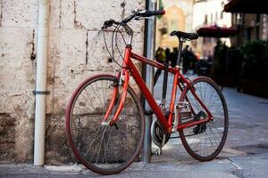 parcheggiata bicicletta a il bellissimo strade di pisa foto