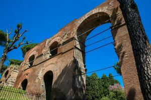 resti di il acqua claudia un antico romano acquedotto iniziato di imperatore caligola nel 38 anno Domini e finito di imperatore Claudio nel 52 anno Domini foto