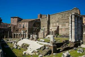 antico rovine di il Forum di augusto con tempio di Marte il vendicatore inaugurato nel 2 avanti Cristo foto