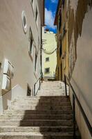 bellissimo vecchio ripido strade a Lisbona città centro foto