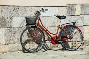 parcheggiata bicicletta a il bellissimo strade di pisa foto