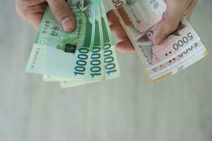 la valuta della Corea che viene utilizzata per rappresentare il valore in cambio e il vinto è la valuta principale del popolo coreano. note vinte coreane per sfondo di concetto di denaro. foto