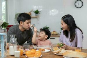 attività insieme durante il vacanze. genitori e bambini siamo avendo un' pasto insieme durante il vacanze. nuovo casa per famiglia su mattina, divertiti, fine settimana, vacante, famiglia volta, contento. foto