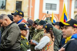 bogotà, Colombia, 19 luglio 2023. tranquillo, calmo protesta di il membri di il attivo Riserva di il militare e polizia forze nel bogotà Colombia contro il governo di gustavo petro foto