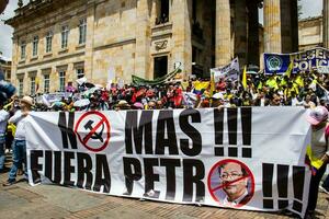 bogotà, Colombia, giugno 2023, tranquillo, calmo protesta marce contro il governo di gustavo petro chiamato la marcha de la maioria foto