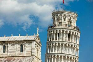 primaziale metropolitano Cattedrale di il assunzione di Maria e il pendente Torre di pisa foto