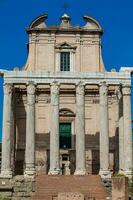 tempio di antonino e faustina a il romano Forum nel Roma foto