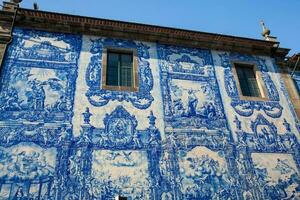 bellissimo antico parete di il cappella di anime di Santa catarina decorato con tradizionale portoghese azulejos foto