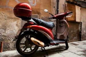 rosso Vintage ▾ scooter parcheggiata a pisa città centro foto