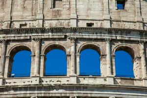 dettaglio di il famoso colosseo o Colosseo anche conosciuto come il flaviano anfiteatro nel il centro di il città di Roma foto