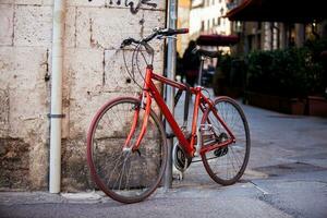 parcheggiata bicicletta a il bellissimo strade di pisa foto