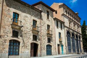 facciata di il bellissimo storico edifici collocato su il san pablo strada nel salamanca città centro. provinciale deputazione cartello su superiore di il porta. foto