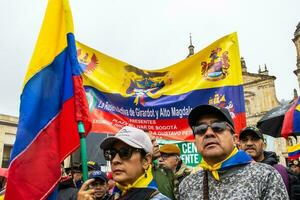 bogotà, Colombia, 19 luglio 2023. tranquillo, calmo protesta di il membri di il attivo Riserva di il militare e polizia forze nel bogotà Colombia contro il governo di gustavo petro foto