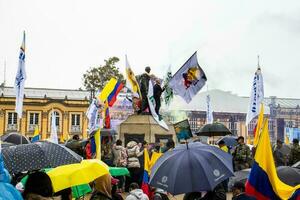 bogotà, Colombia, 19 luglio 2023. tranquillo, calmo protesta di il membri di il attivo Riserva di il militare e polizia forze nel bogotà Colombia contro il governo di gustavo petro foto