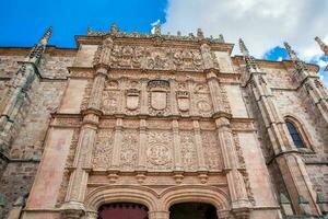 bellissimo facciata di il storico edificio di il Università di salamanca foto