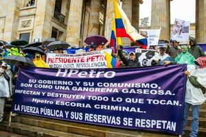 bogotà, Colombia, 19 luglio 2023. tranquillo, calmo protesta di il membri di il attivo Riserva di il militare e polizia forze nel bogotà Colombia contro il governo di gustavo petro foto