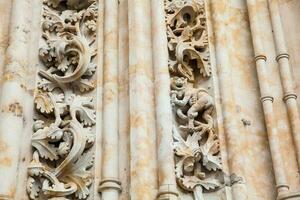 Drago mangiare ghiaccio crema lavorato su il facciata di il storico salmanca Cattedrale foto
