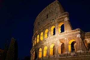 il famoso colosseo a notte nel Roma foto