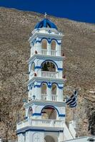 il Chiesa di santo attraversare nel il centrale piazza di perissa su santorini isola foto