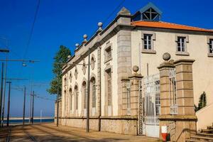 bellissimo antico Casa su un' angolo di il rua de sobreiras nel porto città nel Portogallo foto