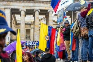 bogotà, Colombia, 19 luglio 2023. tranquillo, calmo protesta di il membri di il attivo Riserva di il militare e polizia forze nel bogotà Colombia contro il governo di gustavo petro foto