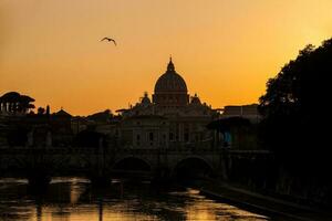 il tramonto cascate al di sopra di il bellissimo costantiniano basilica di st. Peter a il Vaticano città foto