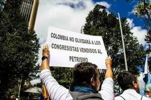 bogotà, Colombia, giugno 2023, tranquillo, calmo protesta marce contro il governo di gustavo petro chiamato la marcha de la maioria foto