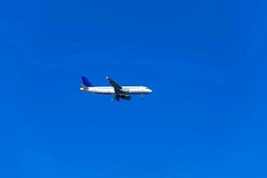 comercial aereo volante nel un' bellissimo blu cielo giorno foto