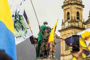 bogotà, Colombia, 19 luglio 2023. tranquillo, calmo protesta di il membri di il attivo Riserva di il militare e polizia forze nel bogotà Colombia contro il governo di gustavo petro foto