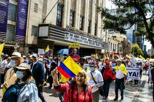 bogotà, Colombia, giugno 2023, tranquillo, calmo protesta marce contro il governo di gustavo petro chiamato la marcha de la maioria foto