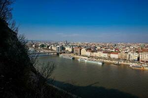 Visualizza di il bellissimo budapest città e Danubio fiume sotto il blu cielo foto