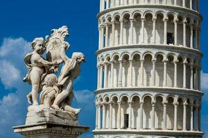 fontana dei putti e il pendente Torre di pisa foto