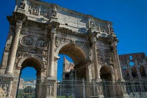 il arco di Costantino un' trionfale arco nel Roma, situato fra il colosseo e il palatina collina costruito su il anno 315 anno Domini foto