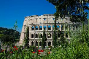 il famoso colosseo o Colosseo anche conosciuto come il flaviano anfiteatro nel il centro di il città di Roma foto