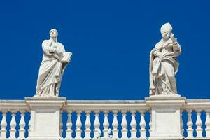 dettaglio di il statue di santi quello corona il colonnati di st. Peter piazza costruito su 1667 su il Vaticano città foto