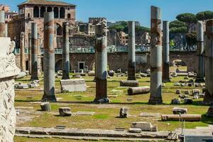 rovine di il Forum di Cesare costruito di Giulio Cesare vicino il Forum romano nel Roma nel 46 avanti Cristo foto