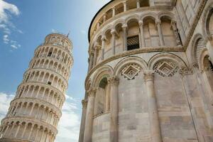 primaziale metropolitano Cattedrale di il assunzione di Maria e il pendente Torre di pisa foto