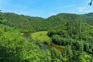 punto di vista nel il belga Ardenne su il colline e il semois fiume foto