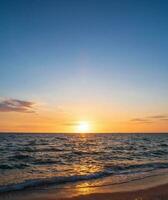 panorama punto di vista paesaggio viaggio estate mare vento onda freddo su vacanza calma costiero grande sole impostato cielo leggero arancia d'oro natura tropicale bellissimo sera ora a scoppio san spiaggia Chonburi Tailandia. foto