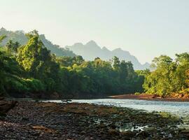 paesaggio ambiente bellissimo punto di vista estate stagione natura Guarda verde roccia montagne nebbia pietra fiume albero e blu cielo nel foresta all'aperto sera giorno luce del sole fresco a kanchanaburi Asia Tailandia foto