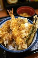 un' ciotola di giapponese cibo, tempura su riso nel tokyo foto