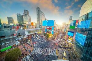 superiore Visualizza di shibuya attraversamento a crepuscolo nel tokyo foto