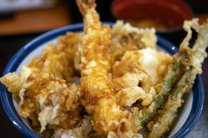 un' ciotola di giapponese cibo, tempura su riso nel tokyo foto