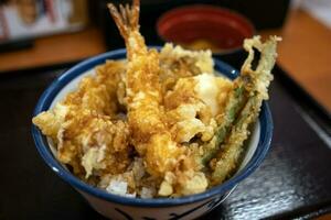 un' ciotola di giapponese cibo, tempura su riso nel tokyo foto