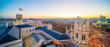 di spagna metropoli a tramonto, mostrando il Madrid orizzonte foto