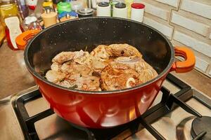 frizzante cucinato in casa Manzo succoso tagli scottato per perfezione su un' gas stufa nel un' accogliente cucina foto